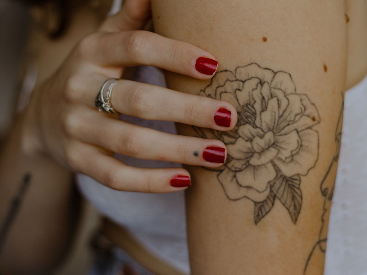 tatuagem de flor no braço tras delicadeza