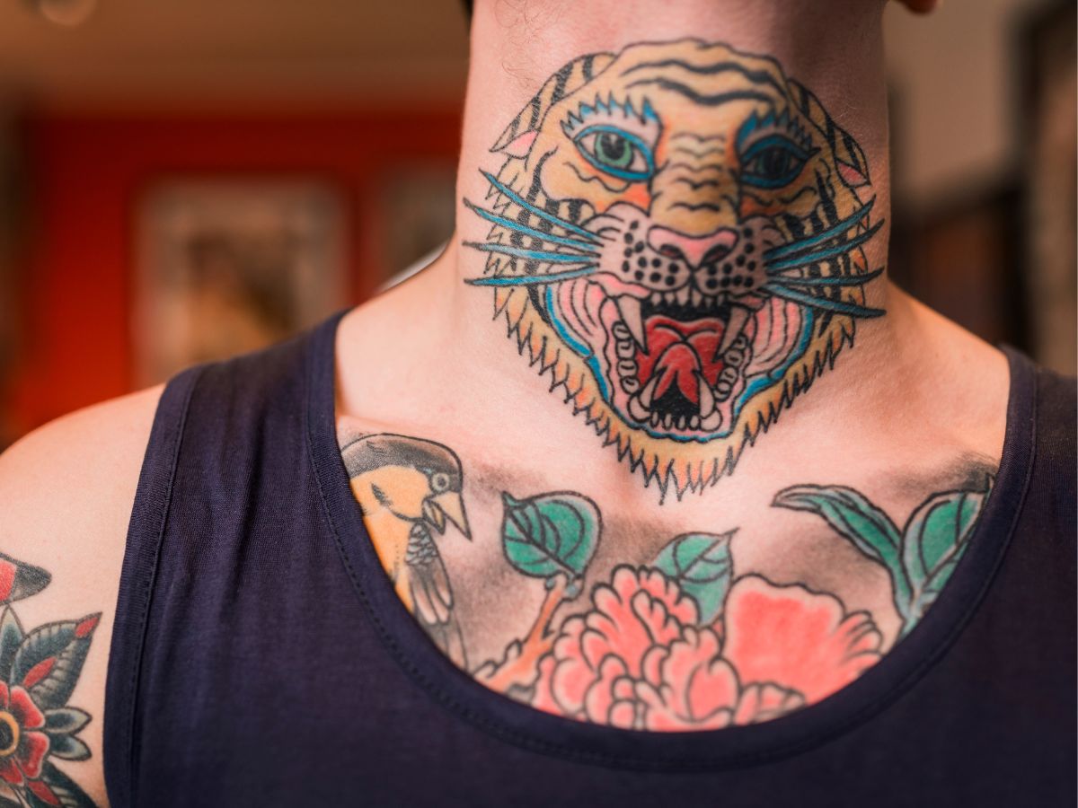 Tatuagem masculina no pescoço de tigre