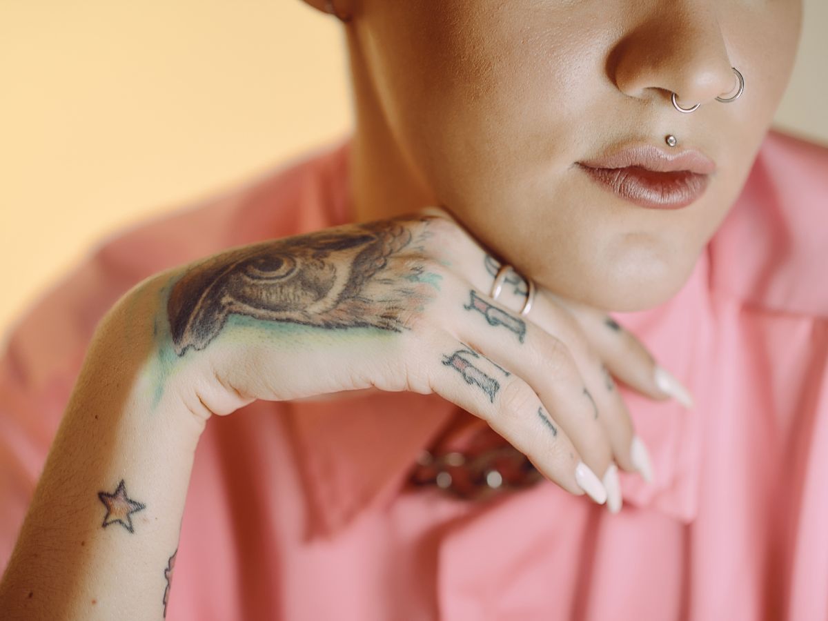 Tatuagem na mão feminina