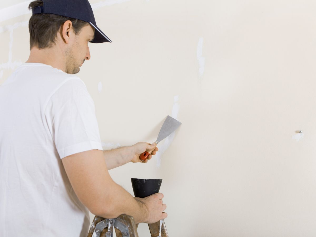 arrumando a rachadura na parede antes de pintar