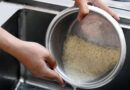 lavando o arroz antes de cozinhar