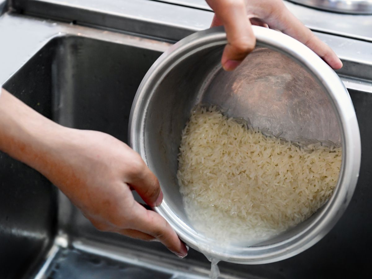 lavando o arroz antes de cozinhar