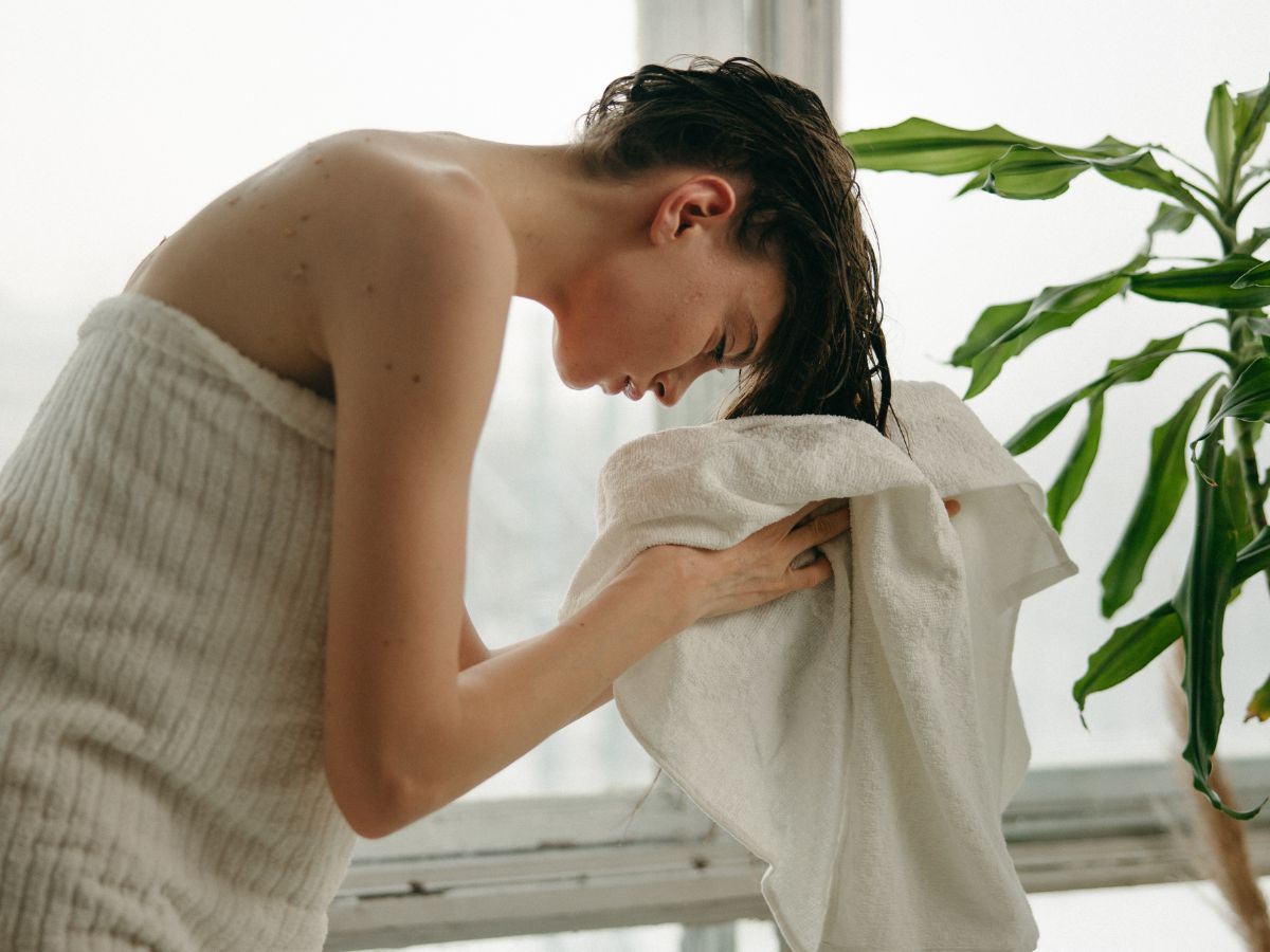 secando cabelo com toalha