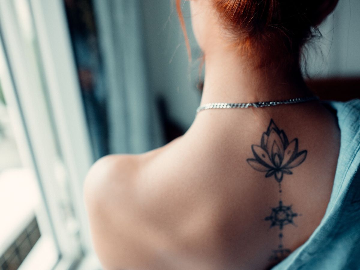 tatuagem de flor de lotus nas costas
