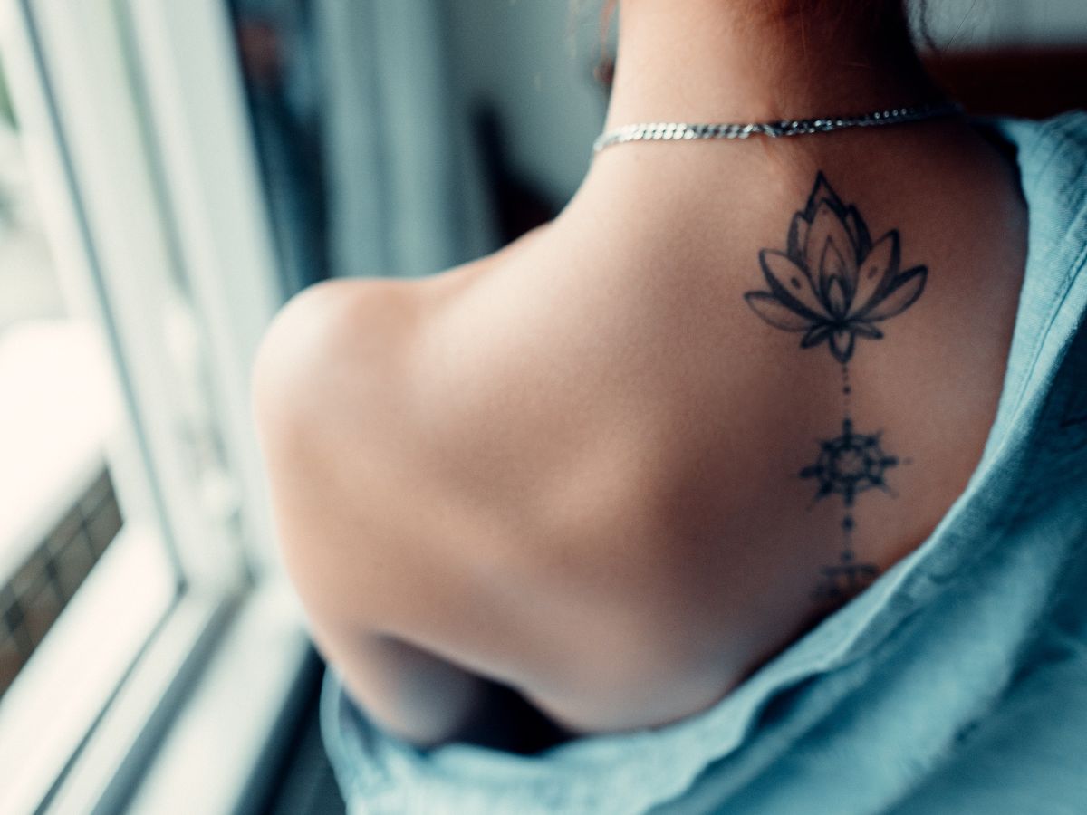 tatuagem feminina delicada nas costas
