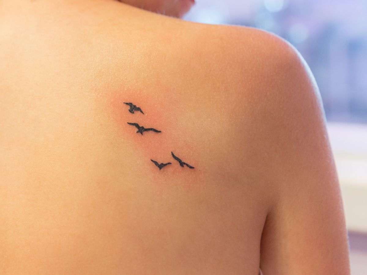tatuagem feminina delicada no ombro