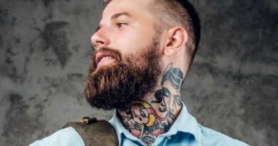 tatuagem masculina no pescoço fechando com várias artes