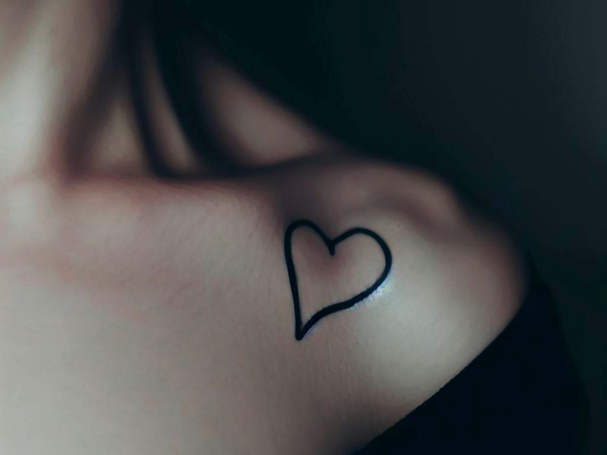 tatuagem de coração minimalista no ombro