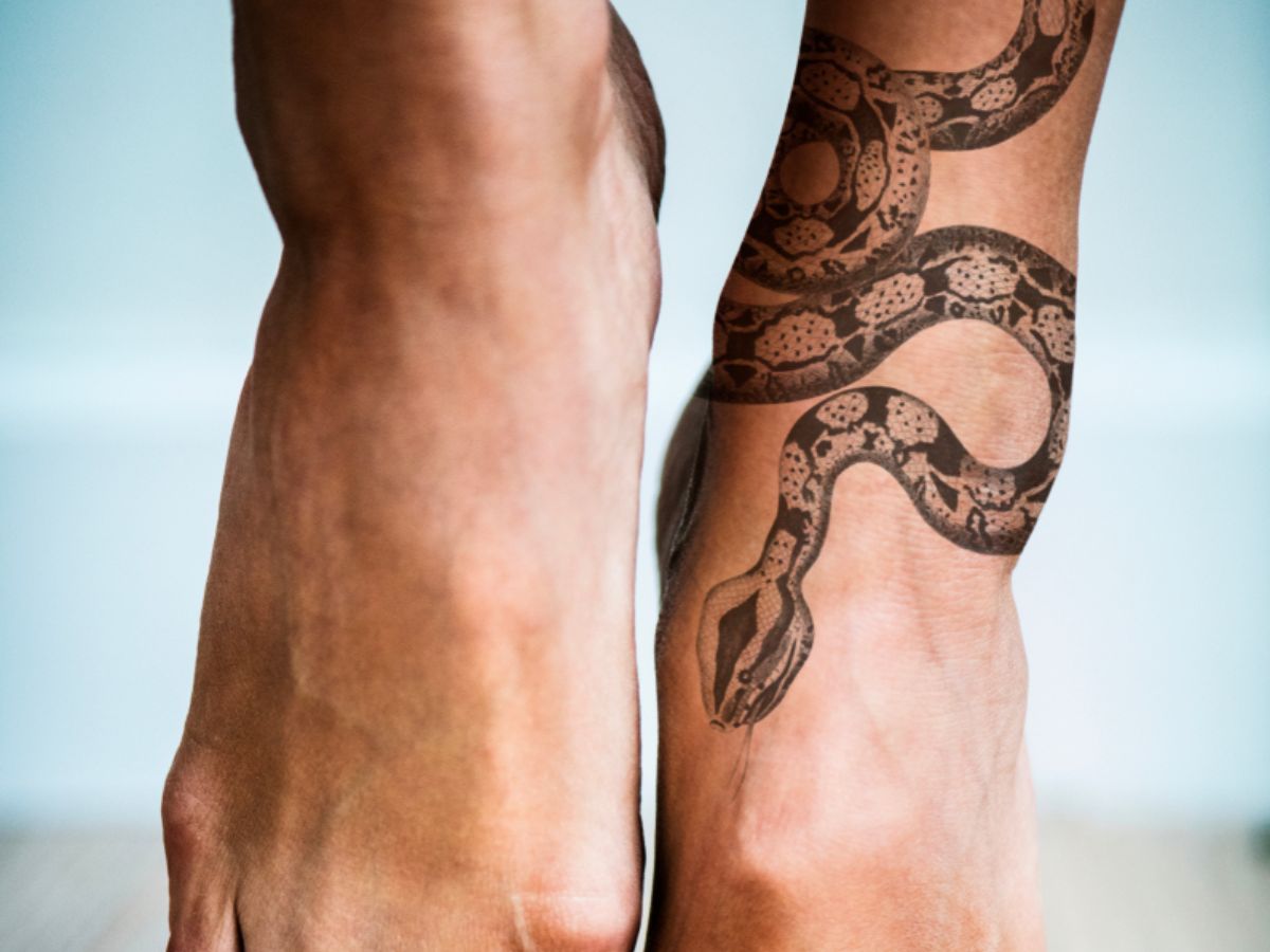tatuagem feminina de cobra no tornozelo