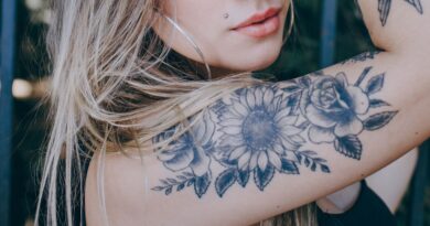 tatuagem feminina no braço arte de flor