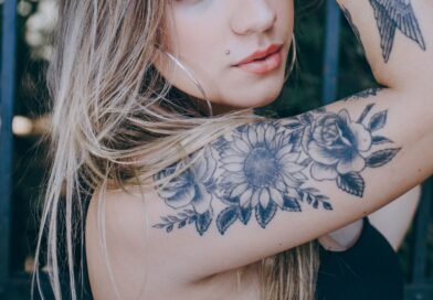 tatuagem feminina no braço arte de flor