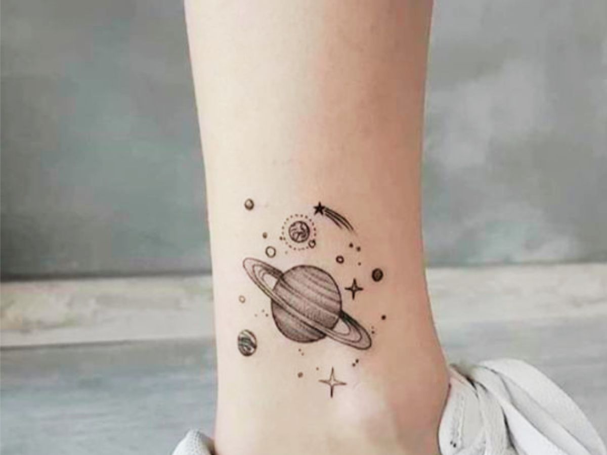 tatuagem feminina tornozelo no universo