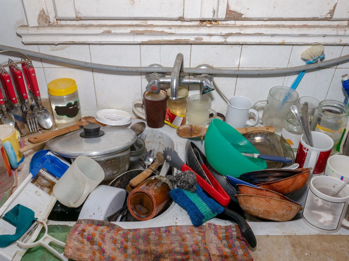 Não limpar os utensílios e equipamentos de cozinha regularmente