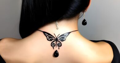 Tatuagem de asas de borboleta no pescoço