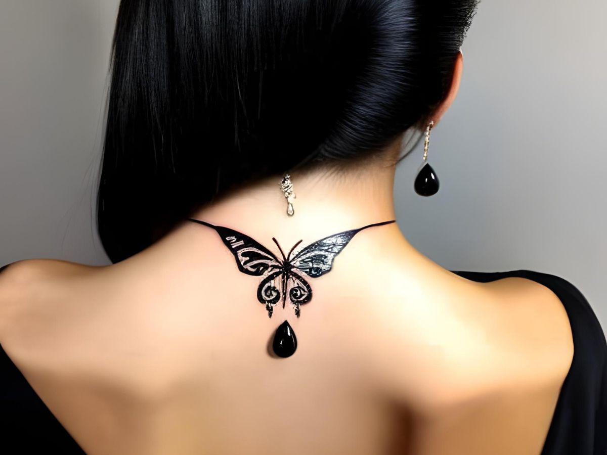 Tatuagem de asas de borboleta no pescoço