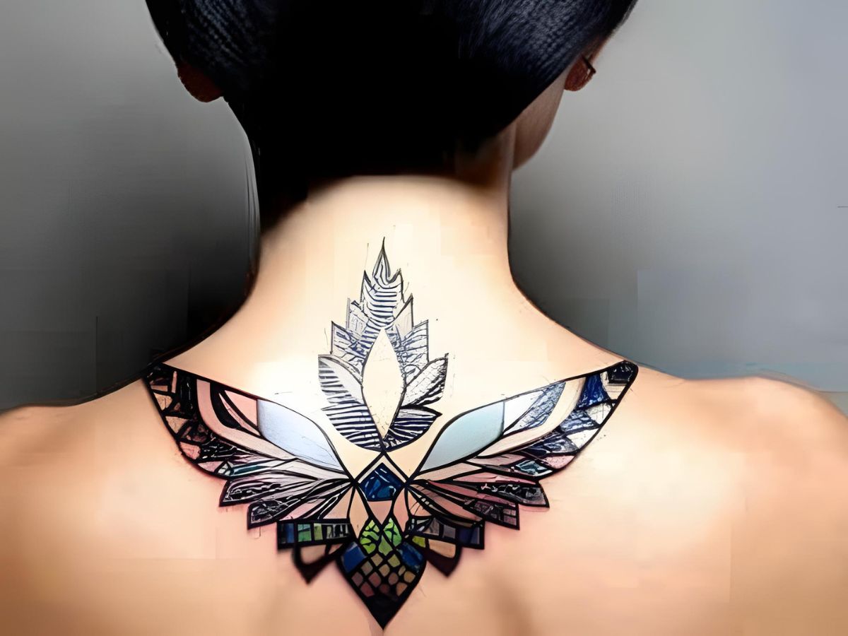 Tatuagem de asas na nuca